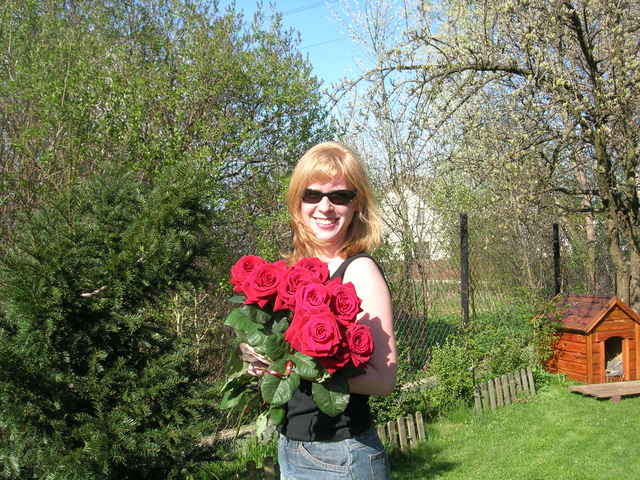 ...i pani ogrodniczka :D (no dobra, te różyczki akurat nie wyrosły w ogródku ;) )